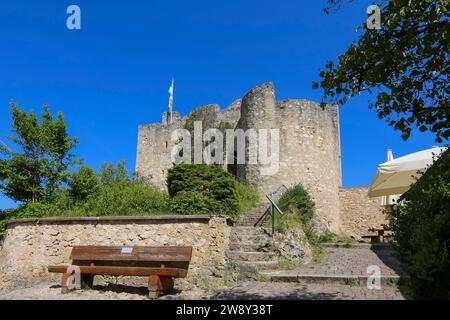 Château de Derneck, ruines du château médiéval, maçonnerie, pierre, drapeau, ciel bleu, Degeneck, banc en bois, sièges, escaliers, main courante, balustrade, 14e. Banque D'Images