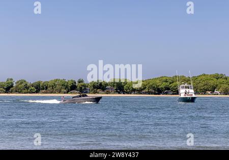 deux bateaux au large de sunset beach, île abri Banque D'Images