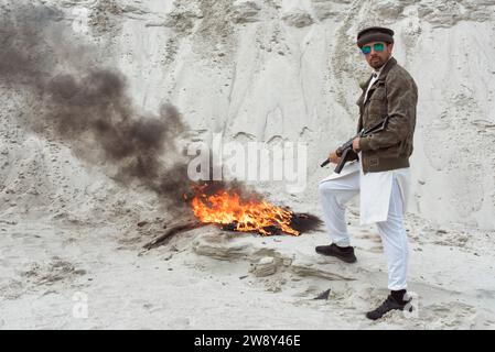 Un homme armé dans un conflit militaire Banque D'Images