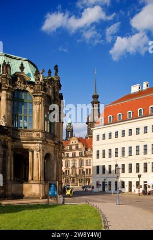 Le Zwinger avec le pavillon Glockenspiel, en face du Taschnebergpalais et de la ligne Residenzschloss Sophienstrasse dans le centre historique de la ville de Banque D'Images