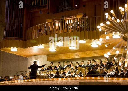 La saison de Noël commence la veille de Noël avec les Vêpres de Noël du Kreuzchor de Dresde dans la Kreuzkirche. Les deux représentations à 2,15 h. Banque D'Images