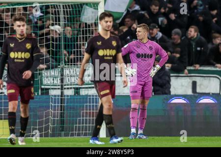 Groningen, pays-Bas. 22 décembre 2023. GRONINGEN, PAYS-BAS - DÉCEMBRE 22 : le gardien Calvin Raatsie de Jong Utrecht semble abattu lors du match néerlandais Keuken Kampioen Divisie entre le FC Groningen et Jong Utrecht à Euroborg le 22 décembre 2023 à Groningen, pays-Bas (photo de Pieter van der Woude/ Orange Pics BV/Alamy Live News Banque D'Images