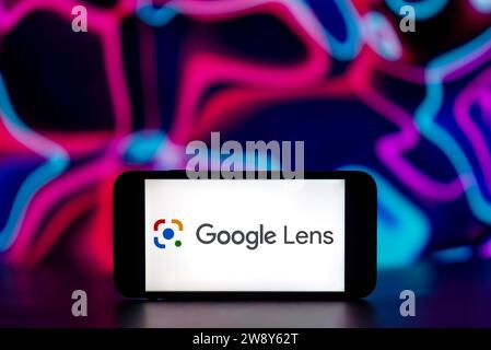 Sur cette photo, le logo Google Lens est affiché sur l'écran d'un téléphone portable. Banque D'Images