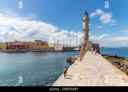 Une photo du phare de la Canée, à droite, et de la forteresse vénitienne Firka, qui abrite le musée maritime de Crète, à gauche. Banque D'Images