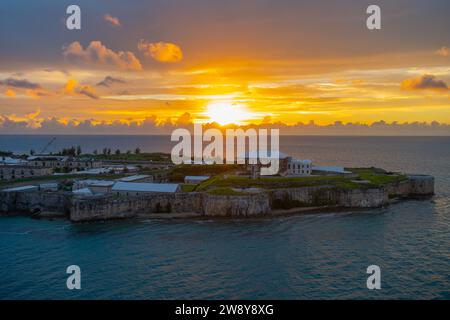Musée national des Bermudes et rempart avec coucher de soleil à l'arrière-plan dans l'ancien Royal Naval Dockyard à Sandy Parish, Bermudes. Banque D'Images