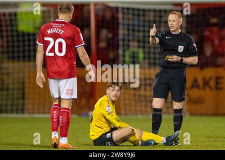 L'arbitre Alan Young montre carton jaune à Elliott Nevitt #20 de Crewe Alexandra lors du match de Sky Bet League 2 entre Crewe Alexandra et Barrow au Mornflake Stadium, Crewe le vendredi 22 décembre 2023. (Photo : Mike Morese | MI News) crédit : MI News & Sport / Alamy Live News Banque D'Images