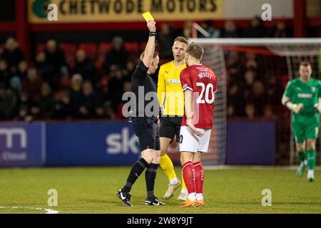 L'arbitre Alan Young montre carton jaune à Elliott Nevitt #20 de Crewe Alexandra lors du match de Sky Bet League 2 entre Crewe Alexandra et Barrow au Mornflake Stadium, Crewe le vendredi 22 décembre 2023. (Photo : Mike Morese | MI News) crédit : MI News & Sport / Alamy Live News Banque D'Images