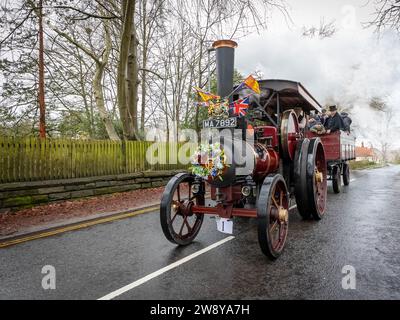 Lymm Dickensian Day 2023. Personnes habillées en costume de Dickens ; stands dans les rues ; divertissement de rue ; Grand Parade ; machine à vapeur avec remorque Banque D'Images