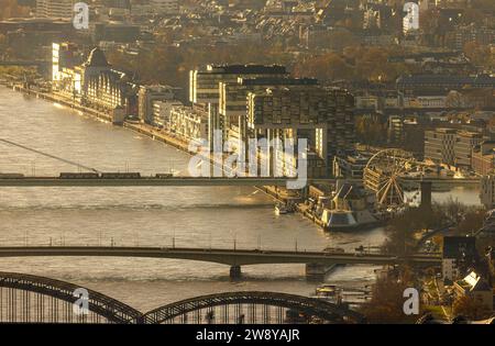 Vue aérienne, maisons de grue dans le quartier résidentiel Rheinauhafen et zone commerciale sur le Rhin, pont Hohenzollern, pont Deutzer et Severins Banque D'Images