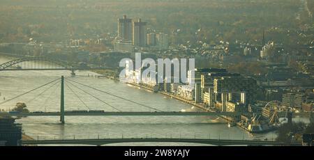 Vue aérienne, maisons de grue dans le quartier résidentiel Rheinauhafen et zone commerciale sur le Rhin, pont Hohenzollern, pont Deutzer et Severins Banque D'Images