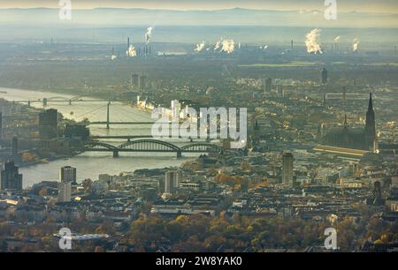 Vue aérienne, maisons de grue dans le quartier résidentiel Rheinauhafen et zone commerciale sur le Rhin, pont Hohenzollern, pont Deutzer et Severins Banque D'Images