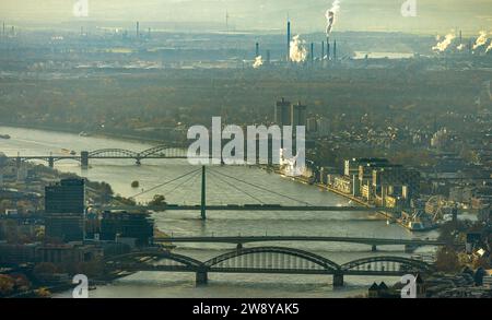 Vue aérienne, maisons de grue dans le quartier résidentiel Rheinauhafen et zone commerciale sur le Rhin, derrière le parc résidentiel de grande hauteur Bayenthal, Vieux Banque D'Images