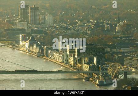 Vue aérienne, maisons de grue dans le quartier résidentiel Rheinauhafen et zone commerciale zone résidentielle et zone commerciale sur le Rhin en sépia col Banque D'Images