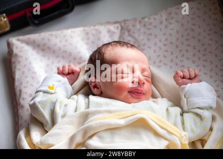 Un nouveau membre de la famille réagit avec la lumière du soleil et le sourire sur son visage, commencer un nouveau voyage et une nouvelle histoire Banque D'Images