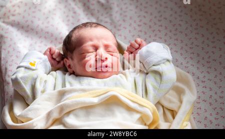 Un nouveau membre de la famille réagit avec la lumière du soleil et le sourire sur son visage, commencer un nouveau voyage et une nouvelle histoire Banque D'Images