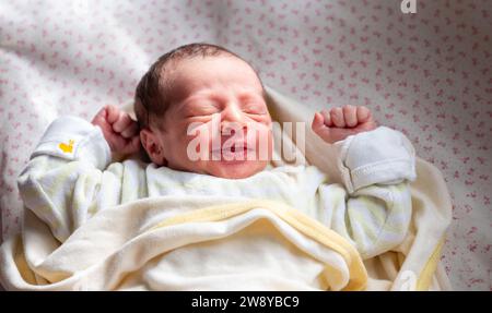 Un nouveau membre de la famille réagit avec la lumière du soleil et le sourire sur son visage, commencer un nouveau voyage et une nouvelle histoire Banque D'Images