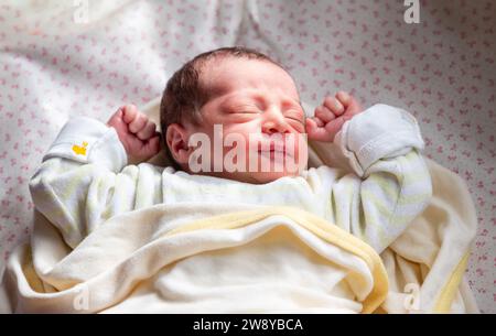 Un nouveau membre de la famille réagit avec la lumière du soleil et le sourire sur son visage, commencer un nouveau voyage et une nouvelle histoire Banque D'Images