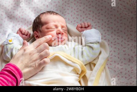 Un nouveau membre de la famille réagit avec la lumière du soleil et le sourire sur son visage, commencer un nouveau voyage et une nouvelle histoire Banque D'Images