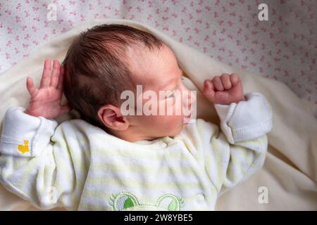 Un nouveau membre de la famille réagit avec la lumière du soleil et le sourire sur son visage, commencer un nouveau voyage et une nouvelle histoire Banque D'Images