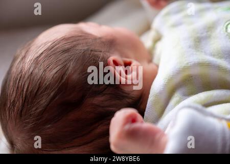 Un nouveau membre de la famille réagit avec la lumière du soleil et le sourire sur son visage, commencer un nouveau voyage et une nouvelle histoire Banque D'Images