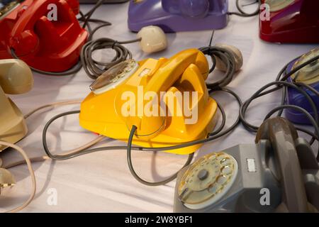 Italie, Lombardie, vieux téléphone analogique en plastique coloré dans un marché aux puces Banque D'Images