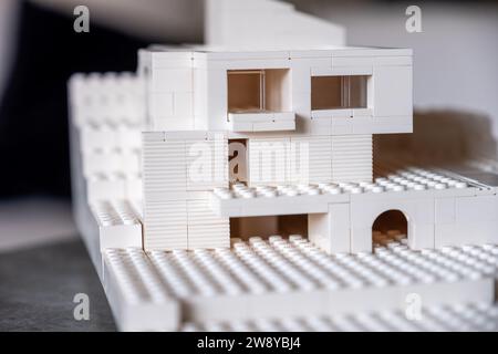 le modèle de maison moderne fait de blocs représente la structure de la maison moderne comme projet étudiant en architecture Banque D'Images