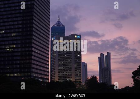 Sudirman Station, Jakarta, le 19 décembre 2023 - le soir, il est magnifique depuis les gratte-ciel Banque D'Images