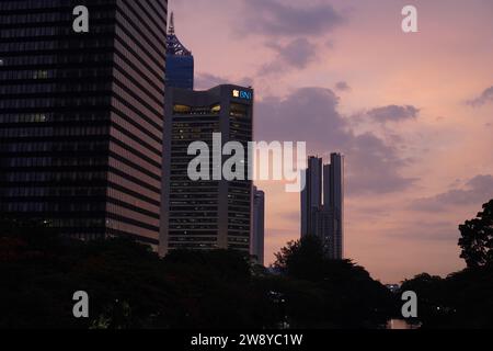 Sudirman Station, Jakarta, le 19 décembre 2023 - le soir, il est magnifique depuis les gratte-ciel Banque D'Images