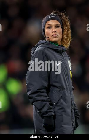 Groningen, pays-Bas. 22 décembre 2023. GRONINGEN, PAYS-BAS - DÉCEMBRE 22 : la 4e officielle Shona Shukrula est à l'honneur lors du match néerlandais Keuken Kampioen Divisie entre le FC Groningen et Jong Utrecht à Euroborg le 22 décembre 2023 à Groningen, pays-Bas (photo Pieter van der Woude/ Orange Pics BV/Alamy Live News) Banque D'Images