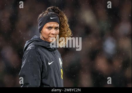 Groningen, pays-Bas. 22 décembre 2023. GRONINGEN, PAYS-BAS - DÉCEMBRE 22 : la 4e officielle Shona Shukrula est à l'honneur lors du match néerlandais Keuken Kampioen Divisie entre le FC Groningen et Jong Utrecht à Euroborg le 22 décembre 2023 à Groningen, pays-Bas (photo Pieter van der Woude/ Orange Pics BV/Alamy Live News) Banque D'Images