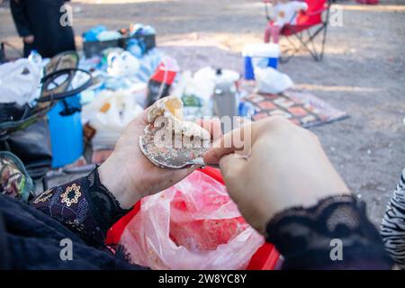 préparer eraysi farcir avec kebab à l'intérieur d'un petit pain Banque D'Images