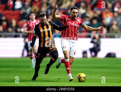 Aaron Connolly de Hull City (à gauche) et Matty James de Bristol City se battent pour le ballon lors du Sky Bet Championship match à Ashton Gate, Bristol. Date de la photo : Vendredi 22 décembre 2023. Banque D'Images