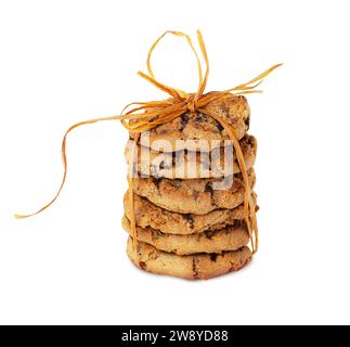 Biscuits aux pépites de chocolat fraîchement cuits attachés avec un ruban isolé sur du bacground blanc. Avec masque Banque D'Images