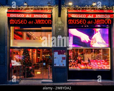 Madrid, Espagne - 19 novembre 2023 : magasin Museo del Jamon vendant du jambon sec Banque D'Images
