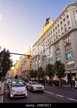 Madrid, Espagne - 19 novembre 2023 : vue Gran via aux couleurs du coucher de soleil à Madrid, Espagne Banque D'Images