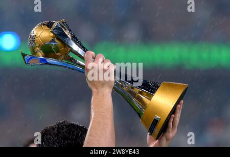 Le trophée est levé lors de la finale de la coupe du monde des clubs de la FIFA 2023 au King Abdullah Sports City Stadium, à Djeddah, en Arabie Saoudite. Date de la photo : Vendredi 22 décembre 2023. Banque D'Images