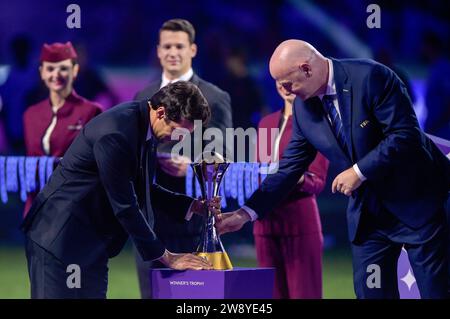 Le président de la FIFA, Gianni Infantino, et Kaka (à gauche) lors de la finale de la coupe du monde des Clubs de la FIFA 2023 au King Abdullah Sports City Stadium, à Djeddah, en Arabie saoudite. Date de la photo : Vendredi 22 décembre 2023. Banque D'Images