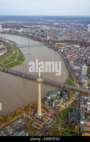 Vue aérienne, Tour du Rhin sur le Rhin, Parlement d'État de Rhénanie du Nord-Westphalie au pont du Rhin, vue sur la vieille ville avec Promo Rhin Banque D'Images