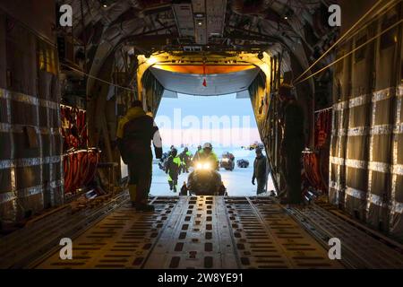 Anchorage, Alaska, États-Unis. 13 décembre 2023. Les Marines américains avec le 4e bataillon d'application de la loi, Réserve des Forces marines, chargent des machines à neige sur un KC-130J Hercules affecté au Marine Aerial Refueler transport Squadron (VMGR) 153, Marine Aircraft Group 24, 1st Marine Aircraft Wing pour effectuer la mission Toys for Tots à Kotzebue, Alaska, décembre. 13, 2023. Le VMGR-153 a mené des opérations de transport d'assaut et de livraison aérienne à l'appui de la mission Alaska Marines Toys for Tots qui a amélioré la préparation au combat et soutenu les relations communautaires dans les villages reculés de l'Alaska. (Image de crédit : © U.S. Marines/ZUMA Pr Banque D'Images