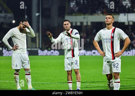 Salerne, Italie. 22 décembre 2023. Theo Hernandez, Davide Calabria et Jan-Carlo Simic de l'AC Milan semblent abattus à la fin du match de football Serie A entre l'US Salernitana et l'AC Milan au stade Arechi de Salerne (Italie), le 22 décembre 2023. Crédit : Insidefoto di andrea staccioli/Alamy Live News Banque D'Images