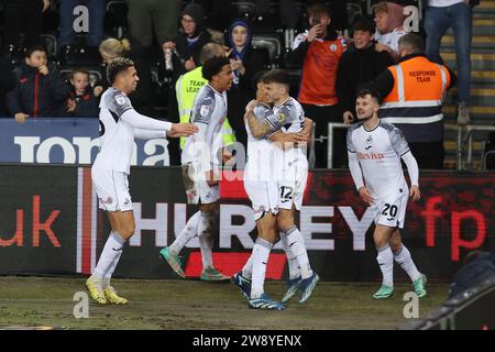 Swansea, Royaume-Uni. 22 décembre 2023. Jamie Paterson de Swansea City (12) célèbre avec ses coéquipiers après avoir marqué le 2e but de son équipe. Match de championnat EFL Skybet, Swansea City contre Preston North End au Swansea.com Stadium à Swansea, pays de Galles le vendredi 22 décembre 2023. Cette image ne peut être utilisée qu'à des fins éditoriales. Usage éditorial uniquement, photo par Andrew Orchard/Andrew Orchard photographie sportive/Alamy Live News crédit : Andrew Orchard photographie sportive/Alamy Live News Banque D'Images