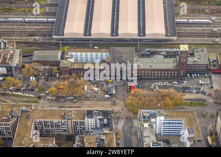 Vue aérienne, gare principale couverte Hbf et bâtiment principal avec parvis de la gare, entouré d'arbres caduques d'automne, centre-ville, Düsseldorf, Rhinel Banque D'Images