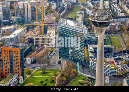Vue aérienne, flèche de la tour du Rhin, bâtiments commerciaux à Bürgerpark, tour de bureaux Stadttor, Pandion OfficeHome Rise location d'espace de bureaux si Banque D'Images