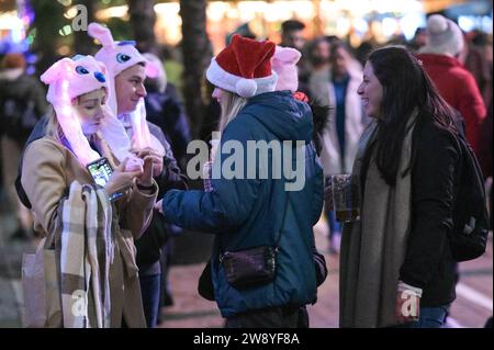 Birmingham 22 décembre 2023 - Revellers a pris à Birmingham le Mad Friday qui va également sous le nom Black Eye Friday. Les fêtes de travail battaient leur plein alors que les entreprises fermaient pour les vacances de Noël. Beaucoup ont été vus marcher à travers le centre-ville tenant un énorme verre de bière du marché allemand et beaucoup portaient des chapeaux de Santa. Un groupe de 3 copains de travail est allé dans un restaurant mexicain pour leur faire et deux portaient des tenues mexicaines avec leur collègue collant à un chapeau de Père Noël traditionnel. Des amis ont également été repérés sur Broad Street en train d'avoir un tussle à un arrêt de tram avec l'un tenant un autre dans un headlock. Un autre gr Banque D'Images