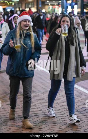 Birmingham 22 décembre 2023 - Revellers a pris à Birmingham le Mad Friday qui va également sous le nom Black Eye Friday. Les fêtes de travail battaient leur plein alors que les entreprises fermaient pour les vacances de Noël. Beaucoup ont été vus marcher à travers le centre-ville tenant un énorme verre de bière du marché allemand et beaucoup portaient des chapeaux de Santa. Un groupe de 3 copains de travail est allé dans un restaurant mexicain pour leur faire et deux portaient des tenues mexicaines avec leur collègue collant à un chapeau de Père Noël traditionnel. Des amis ont également été repérés sur Broad Street en train d'avoir un tussle à un arrêt de tram avec l'un tenant un autre dans un headlock. Un autre gr Banque D'Images