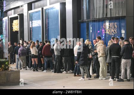 Birmingham 22 décembre 2023 - Revellers a pris à Birmingham le Mad Friday qui va également sous le nom Black Eye Friday. Les fêtes de travail battaient leur plein alors que les entreprises fermaient pour les vacances de Noël. Beaucoup ont été vus marcher à travers le centre-ville tenant un énorme verre de bière du marché allemand et beaucoup portaient des chapeaux de Santa. Un groupe de 3 copains de travail est allé dans un restaurant mexicain pour leur faire et deux portaient des tenues mexicaines avec leur collègue collant à un chapeau de Père Noël traditionnel. Des amis ont également été repérés sur Broad Street en train d'avoir un tussle à un arrêt de tram avec l'un tenant un autre dans un headlock. Un autre gr Banque D'Images