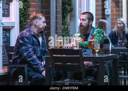 Birmingham 22 décembre 2023 - Revellers a pris à Birmingham le Mad Friday qui va également sous le nom Black Eye Friday. Les fêtes de travail battaient leur plein alors que les entreprises fermaient pour les vacances de Noël. Beaucoup ont été vus marcher à travers le centre-ville tenant un énorme verre de bière du marché allemand et beaucoup portaient des chapeaux de Santa. Un groupe de 3 copains de travail est allé dans un restaurant mexicain pour leur faire et deux portaient des tenues mexicaines avec leur collègue collant à un chapeau de Père Noël traditionnel. Des amis ont également été repérés sur Broad Street en train d'avoir un tussle à un arrêt de tram avec l'un tenant un autre dans un headlock. Un autre gr Banque D'Images