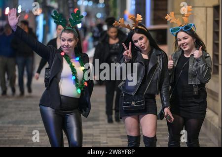 Birmingham 22 décembre 2023 - Revellers a pris à Birmingham le Mad Friday qui va également sous le nom Black Eye Friday. Les fêtes de travail battaient leur plein alors que les entreprises fermaient pour les vacances de Noël. Beaucoup ont été vus marcher à travers le centre-ville tenant un énorme verre de bière du marché allemand et beaucoup portaient des chapeaux de Santa. Un groupe de 3 copains de travail est allé dans un restaurant mexicain pour leur faire et deux portaient des tenues mexicaines avec leur collègue collant à un chapeau de Père Noël traditionnel. Des amis ont également été repérés sur Broad Street en train d'avoir un tussle à un arrêt de tram avec l'un tenant un autre dans un headlock. Un autre gr Banque D'Images