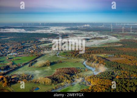 Vue aérienne, méandres de la rivière Lippe avec brouillard sur la réserve naturelle de la plaine inondable de Lippe, château de Vogelsang et quartier résidentiel Ahsen, vue lointaine avec vent Banque D'Images