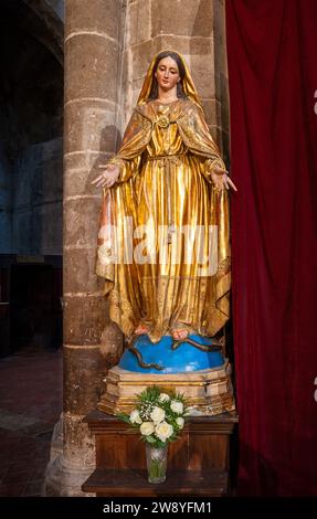 Saint Maximin la Sainte Baume, France - 1 octobre 2023 : statue dorée de Sainte Marie avec l'enfant Jésus dans la basilique Sainte Marie Madeleine Banque D'Images